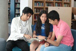 Estudiante preparándose para el examen EXANI-II con técnicas de estudio y gestión de tiempo, rodeado de materiales de estudio como libros y notas